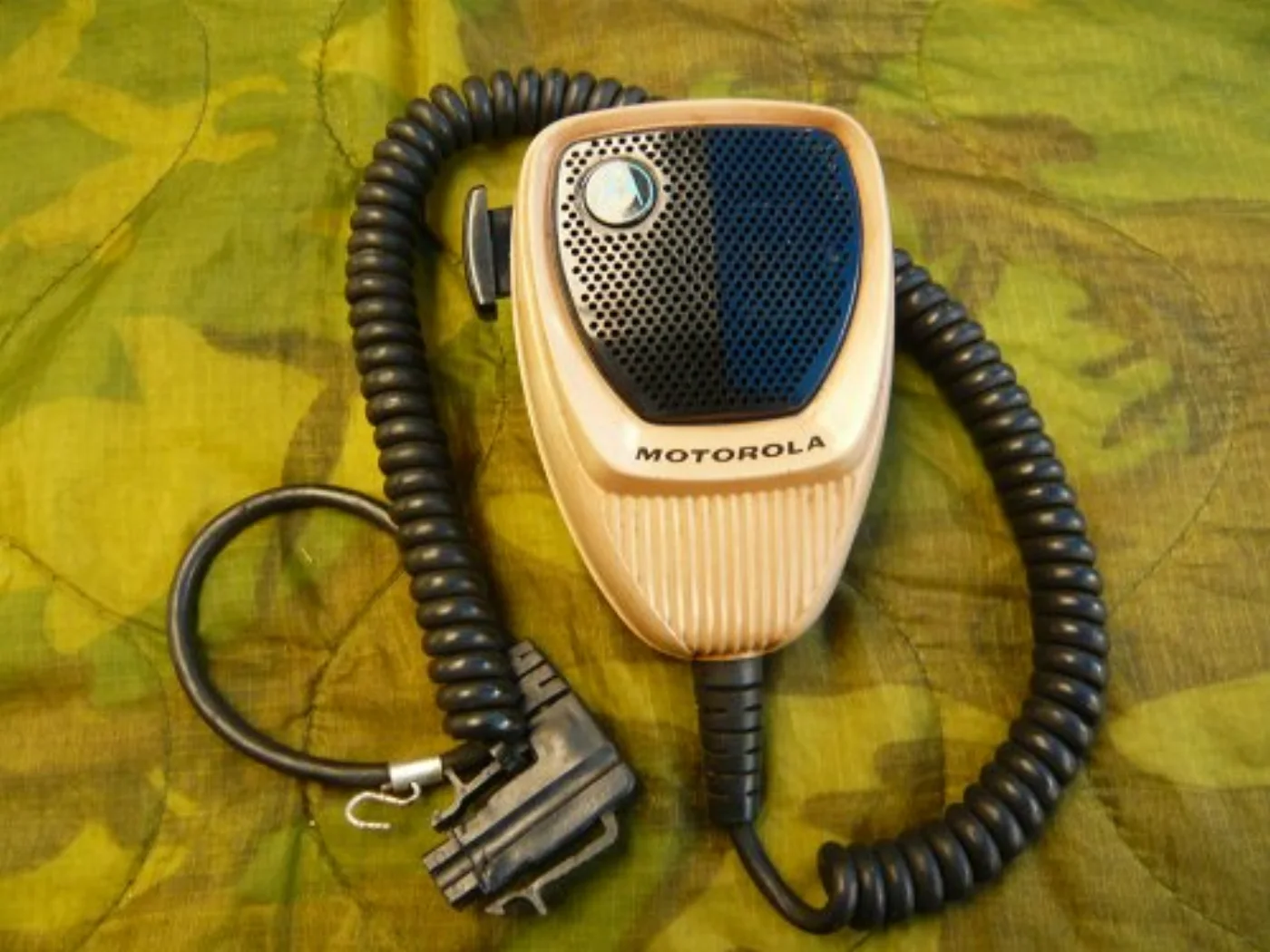 ミリタリーショップ 南国百貨店.COM|沖縄 MOTOROLA 軍用無線機 ハンディマイク [C-567] - 米軍放出 記録写真2