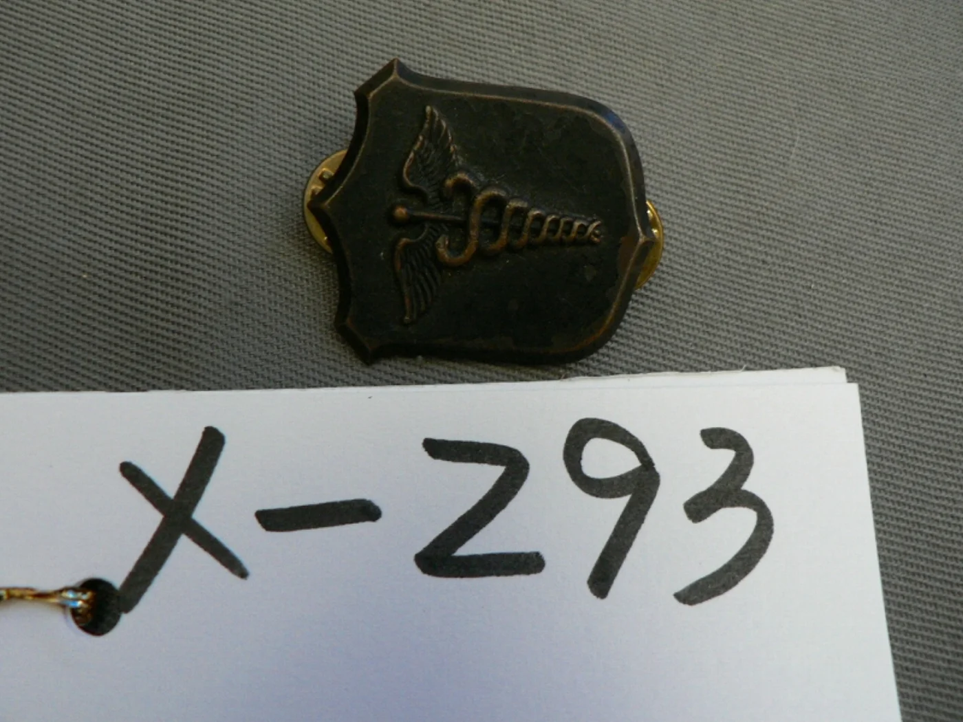 ミリタリーショップ 南国百貨店.COM|沖縄 衛生兵 バッジ 古いもの [Z X-293] - 衛生兵 バッジ 古いもの 記録写真2