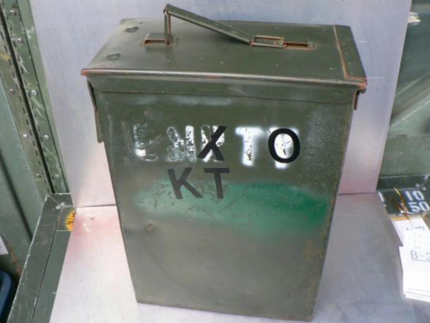 ミリタリーショップ 南国百貨店.COM|沖縄 大型アーモボックス [B-378] - 大型アーモボックスキズあり、フタが 記録写真3
