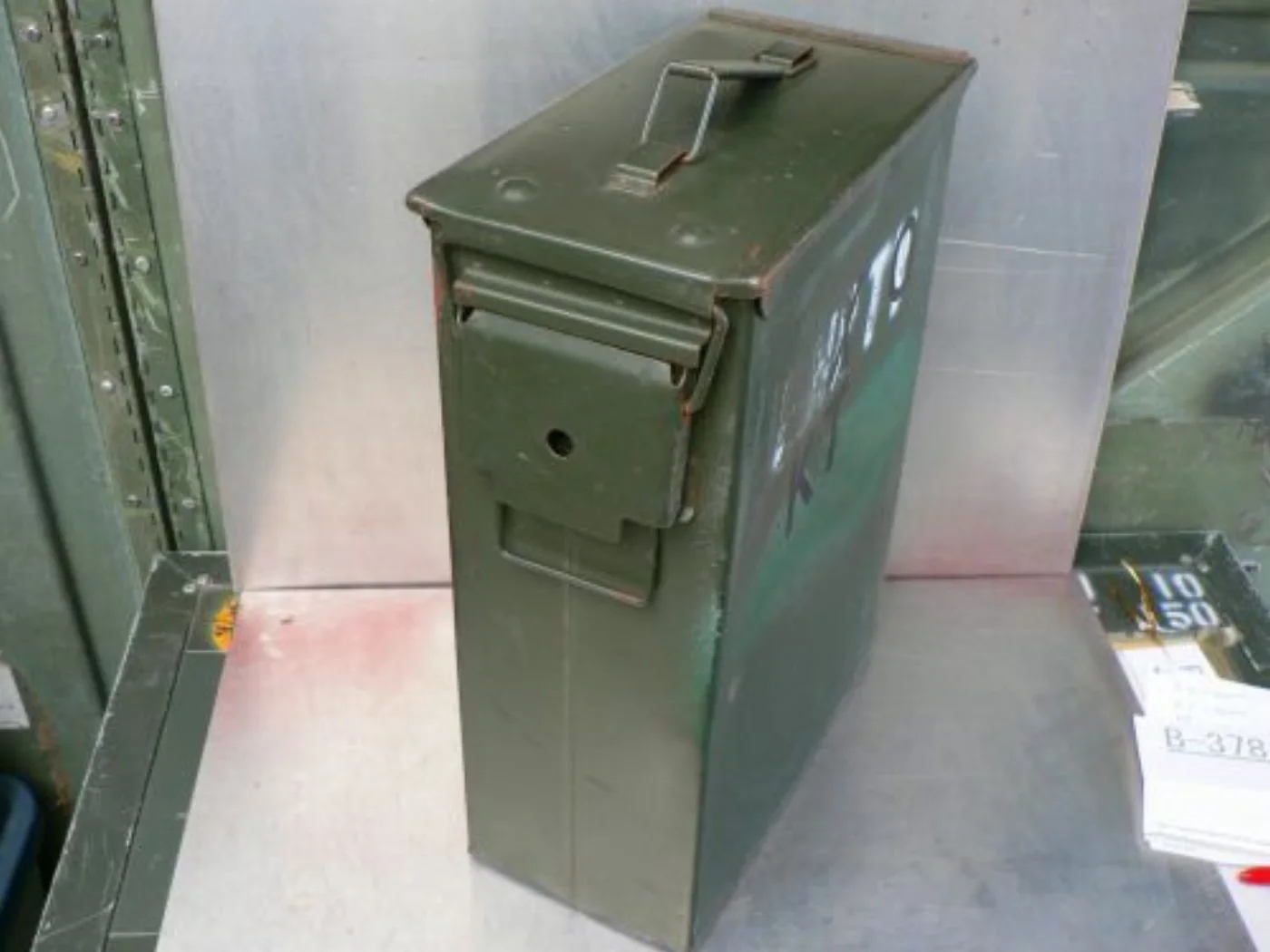 ミリタリーショップ 南国百貨店.COM|沖縄 大型アーモボックス [B-378] - 大型アーモボックスキズあり、フタが 記録写真4