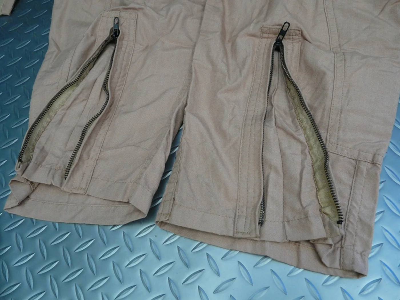 ミリタリーショップ 南国百貨店.COM|沖縄 フライトスーツ CWU-27/P 40L TAN デッドストック [J-3 記録写真8