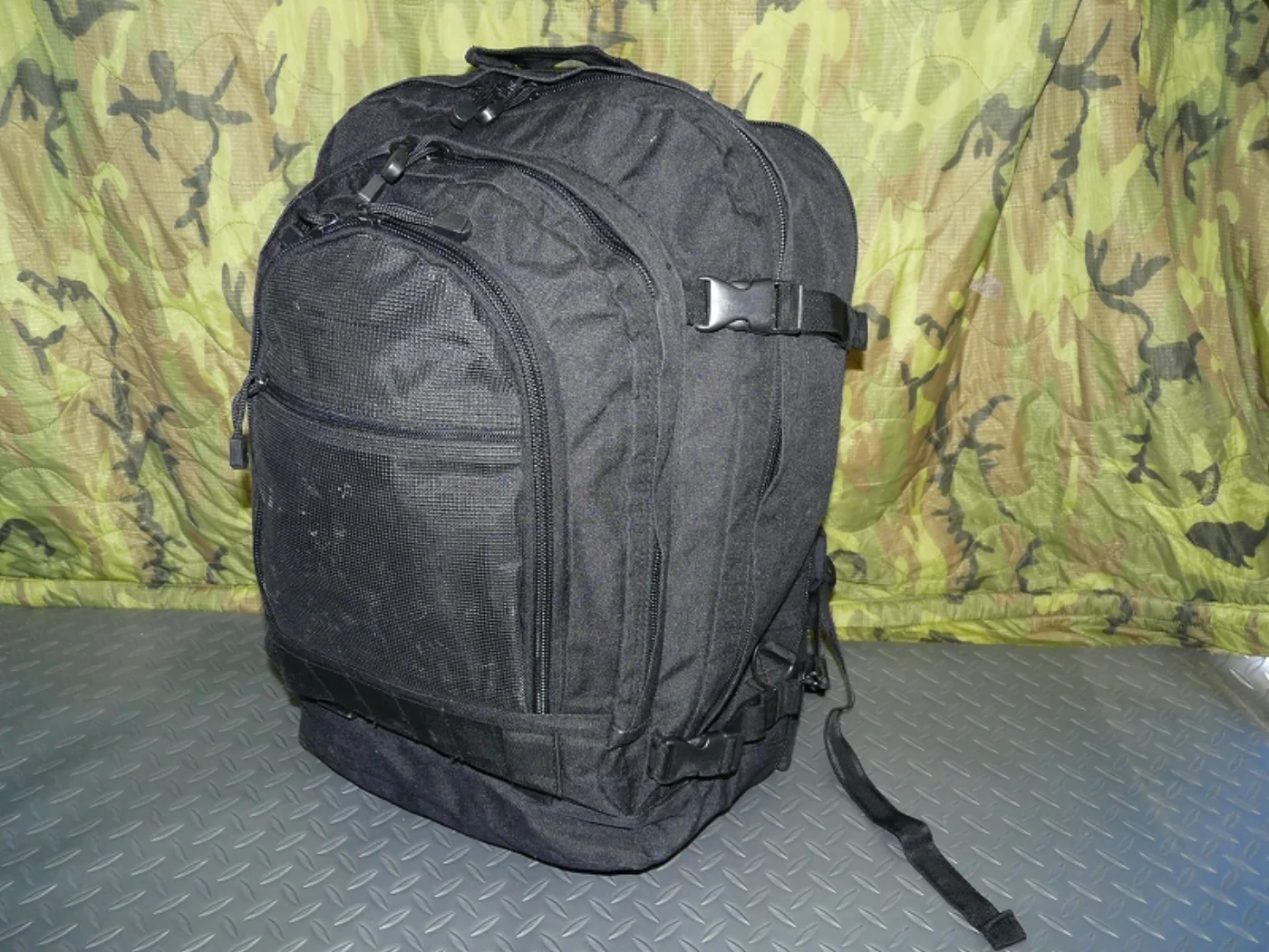 ミリタリーショップ 南国百貨店.COM|沖縄 リュック 黒 [F-574] - リュック 黒米軍放出品兵士の私物だと思い 記録写真3