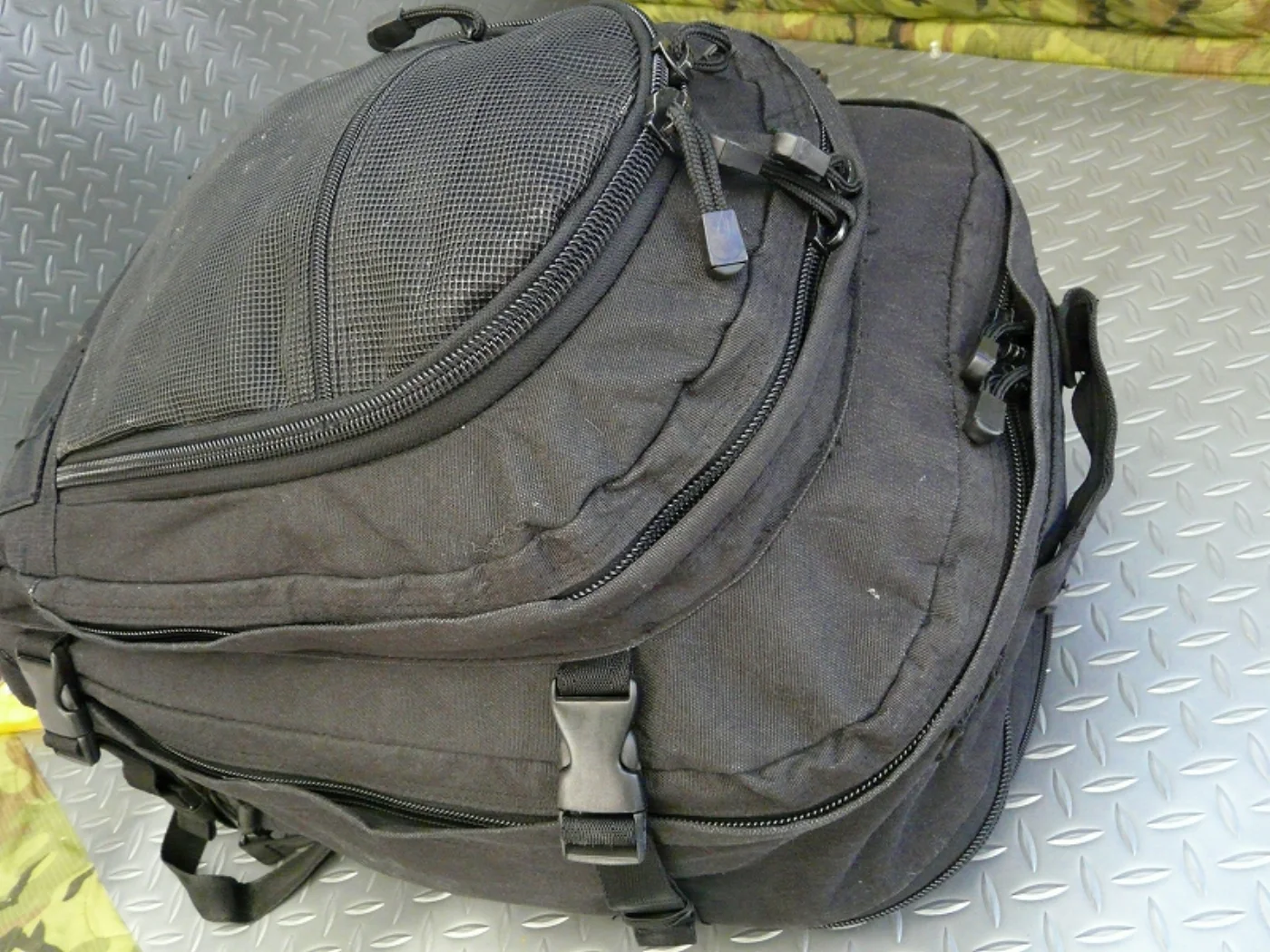 ミリタリーショップ 南国百貨店.COM|沖縄 リュック 黒 [F-574] - リュック 黒米軍放出品兵士の私物だと思い 記録写真5