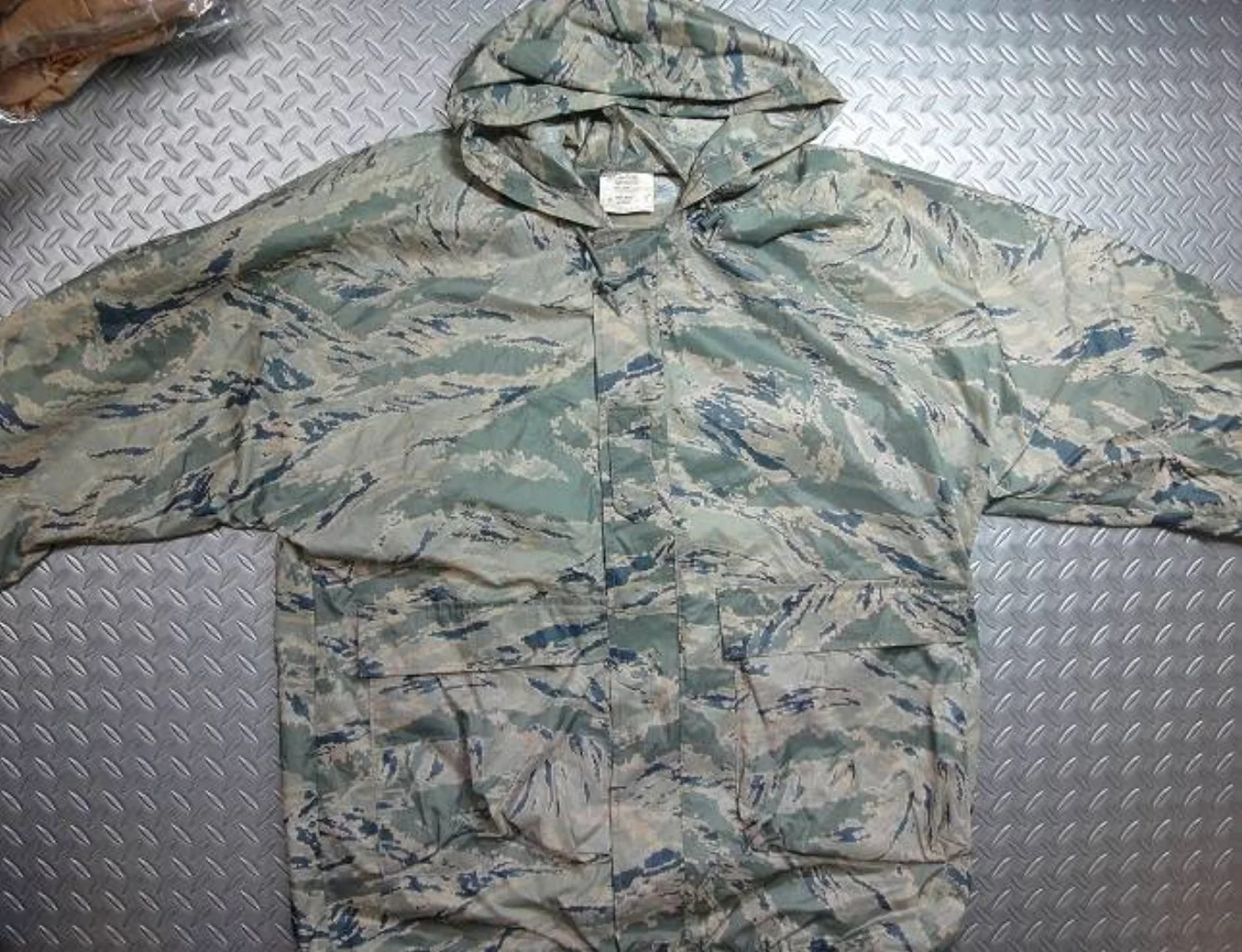 ミリタリーショップ 南国百貨店.COM|沖縄 エアフォース 新型タイガー柄のレインジャケット 薄手 -L- [Q-254 記録写真3