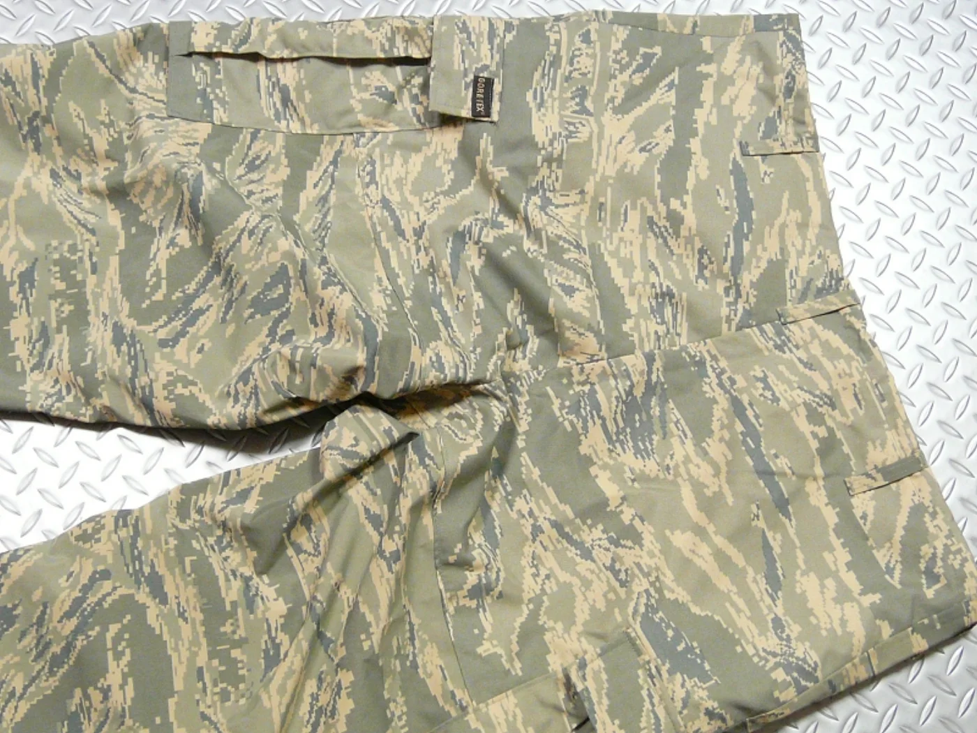 ミリタリーショップ 南国百貨店.COM|沖縄 USAF 新型ゴアテックスパンツ 未使用極上品 [Q-495] - USA 記録写真6
