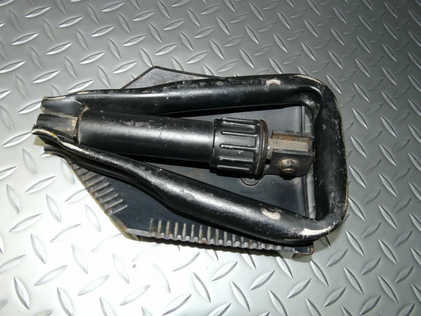 ミリタリーショップ 南国百貨店.COM|沖縄 米軍 三つ折りショベル E-TOOL 中古 [B-1100] - 米軍 三 記録写真5