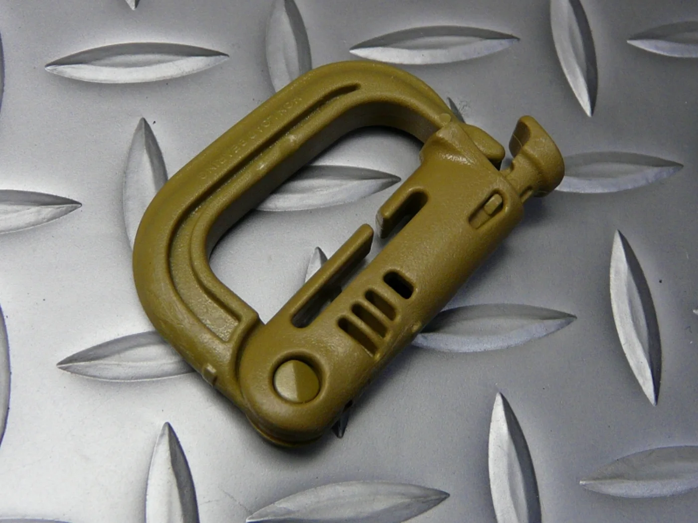 ミリタリーショップ 南国百貨店.COM|沖縄 TAN GRIMLOC CARABINER MOLLE用クリップ [D-1 記録写真2