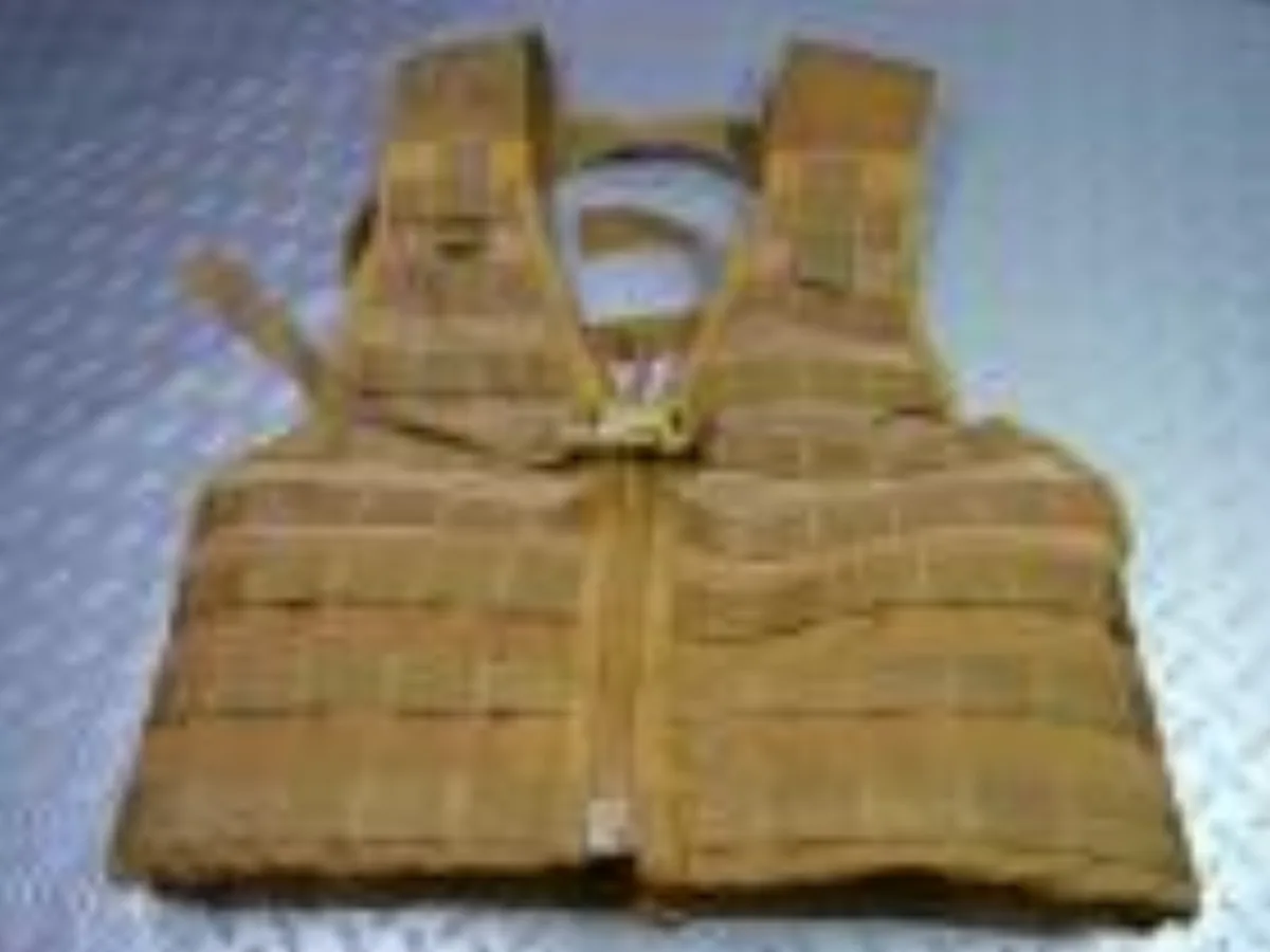 ミリタリーショップ 南国百貨店.COM|沖縄 MOLLE II コヨーテ ベスト USMC [Z L-221] - MO 記録写真1