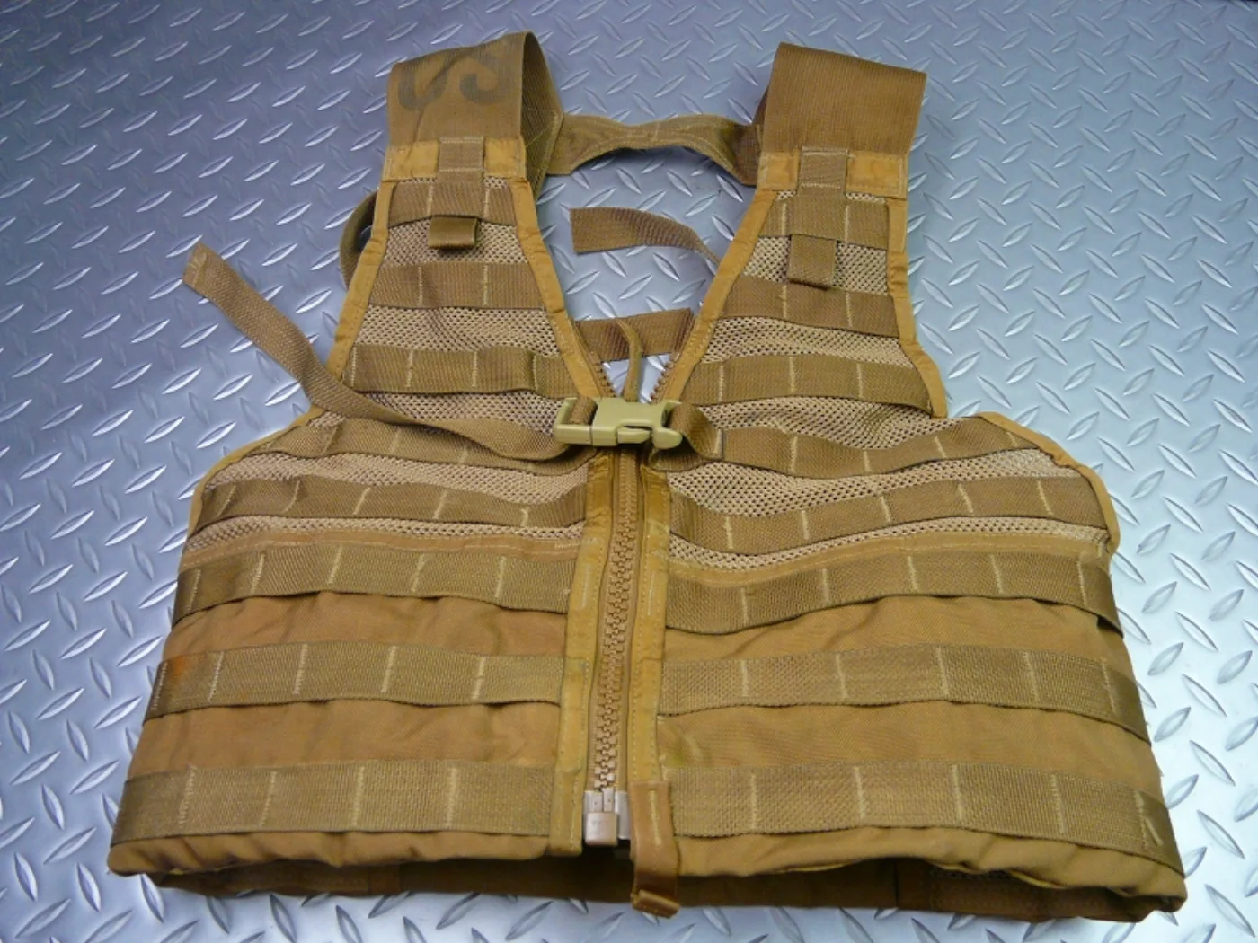 ミリタリーショップ 南国百貨店.COM|沖縄 MOLLE II コヨーテ ベスト USMC [Z L-221] - MO 記録写真2