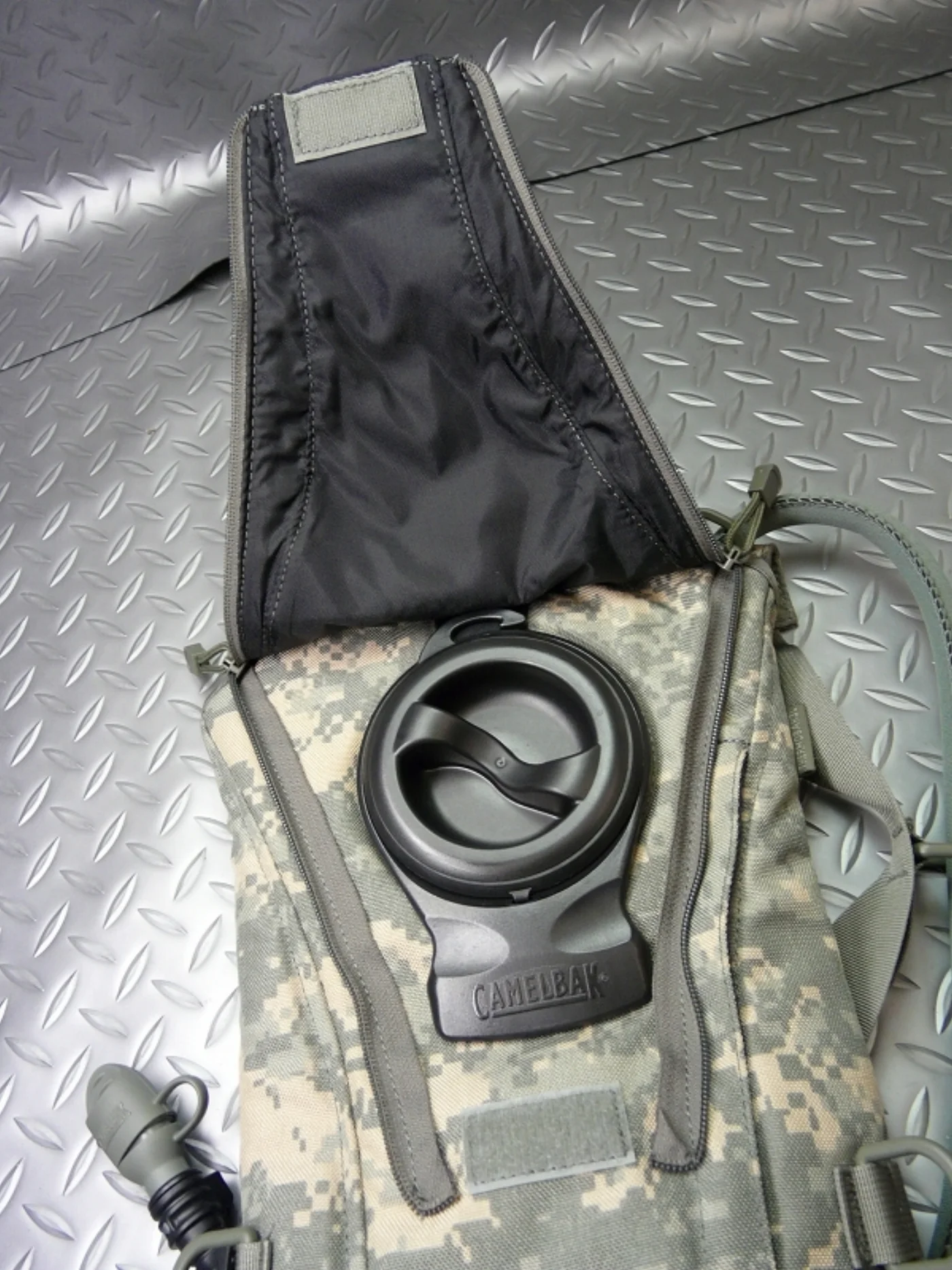 ミリタリーショップ 南国百貨店.COM|沖縄 CAMELBAK ACU 極上品 [X-358] - CAMELBAK A 記録写真7