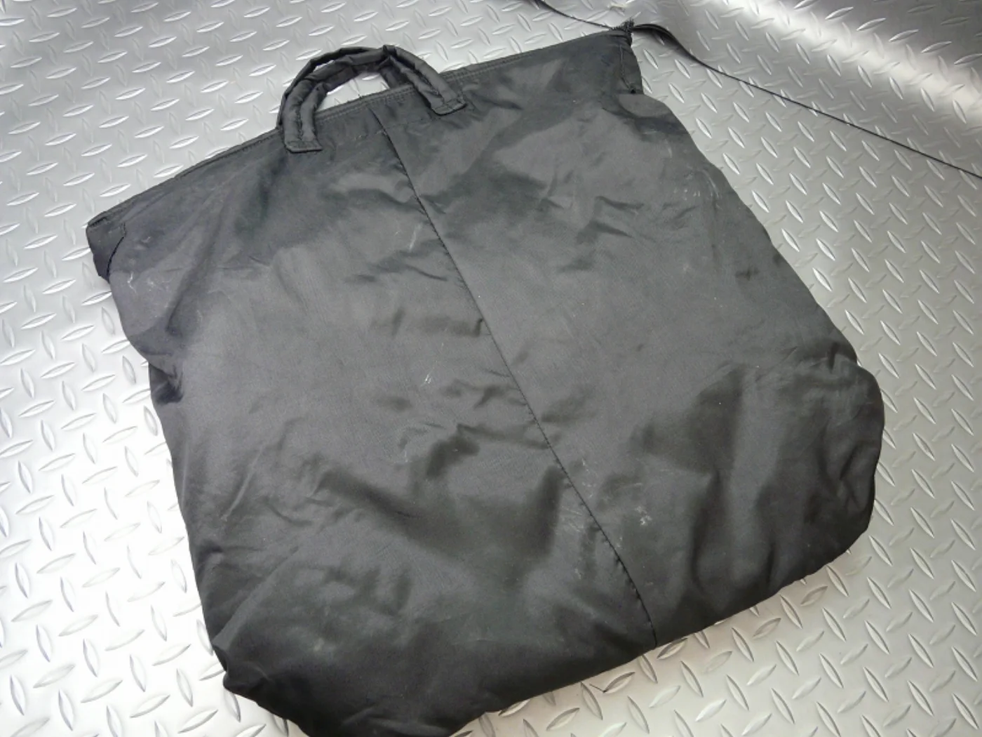 ミリタリーショップ 南国百貨店.COM|沖縄 ヘルメットバッグ 黒 [A-580] - ヘルメットバッグ 黒汚れあり 記録写真3