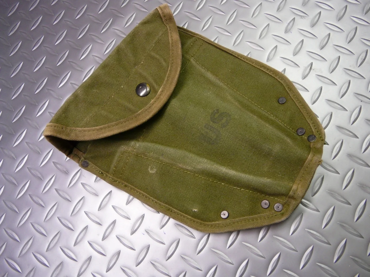 ミリタリーショップ 南国百貨店.COM|沖縄 1943 シャベルケース [Z B-1140] - 1943 シャベルケー 記録写真2